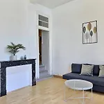 Wonderhost, Les De La Place Margot 3* 포