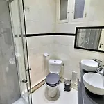 Wonderhost, Les De La Place Margot 포