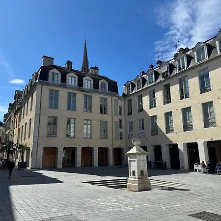 Wonderhost, Les De La Place Margot Pau