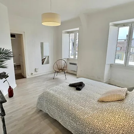 Wonderhost, Les De La Place Margot 3*