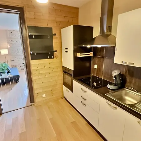 Wonderhost, Les De La Place Margot