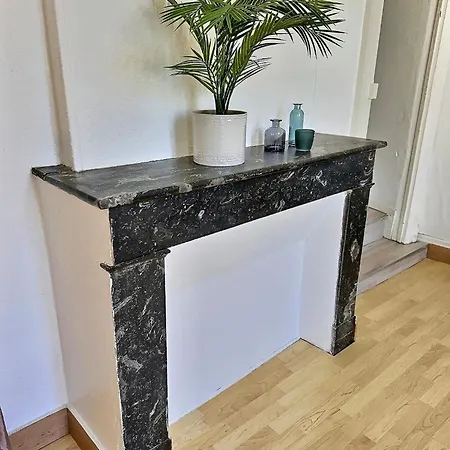 Wonderhost, Les De La Place Margot