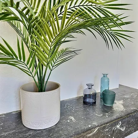 Wonderhost, Les De La Place Margot Pau