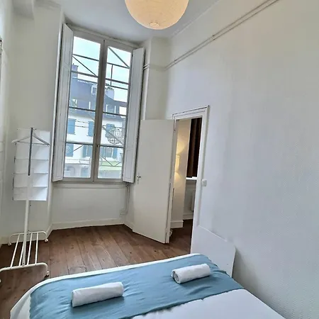 Wonderhost, Les De La Place Margot