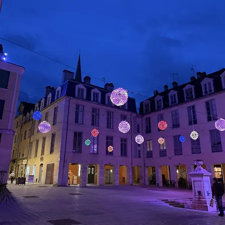 Wonderhost, Les De La Place Margot