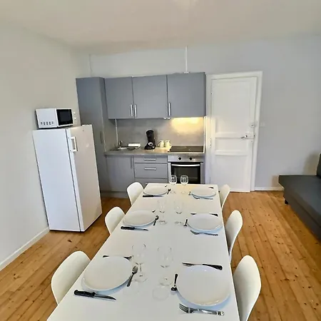 Wonderhost, Les De La Place Margot 3*