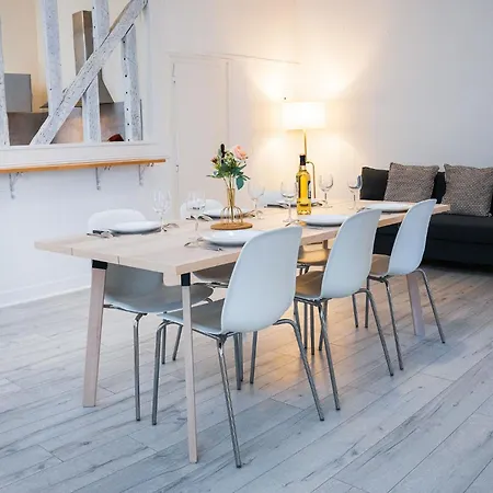 Wonderhost, Les De La Place Margot Pau