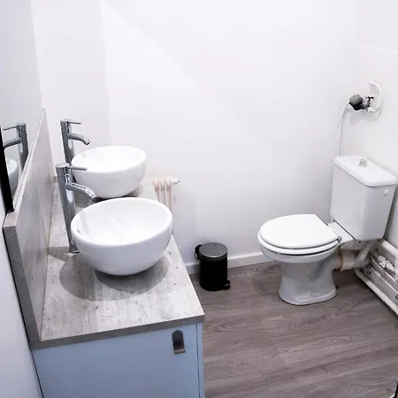 Wonderhost, Les De La Place Margot Hotel apartamentowy