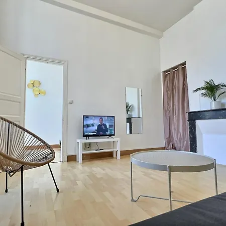 Wonderhost, Les De La Place Margot 3*