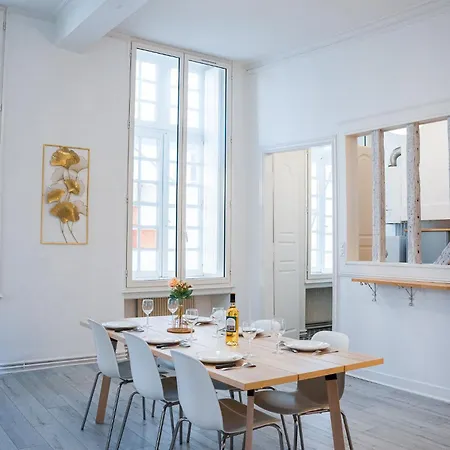 Wonderhost, Les De La Place Margot Pau