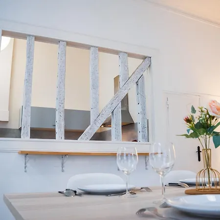 Wonderhost, Les De La Place Margot Lejlighedshotel