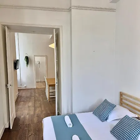 Wonderhost, Les De La Place Margot 3*