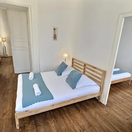 Wonderhost, Les De La Place Margot 3*