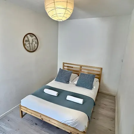Wonderhost, Les De La Place Margot Pau