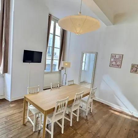 Wonderhost, Les De La Place Margot 3*