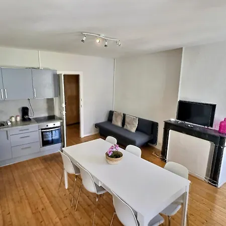 Wonderhost, Les De La Place Margot 3*