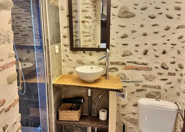 Wonderhost, Les De La Place Margot Pau