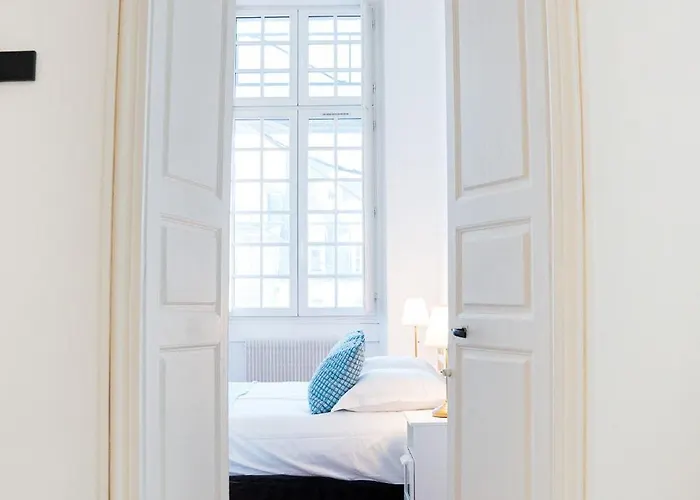Wonderhost, Les De La Place Margot