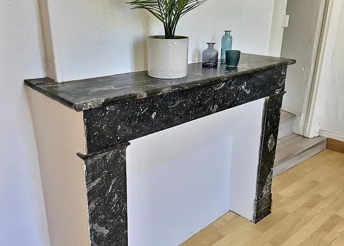 Wonderhost, Les De La Place Margot