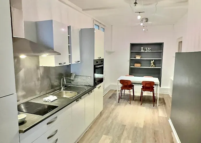 Wonderhost, Les De La Place Margot Aparthotel Pau