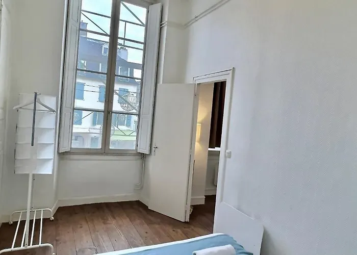 Wonderhost, Les De La Place Margot