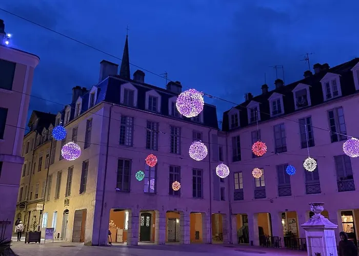 Wonderhost, Les De La Place Margot
